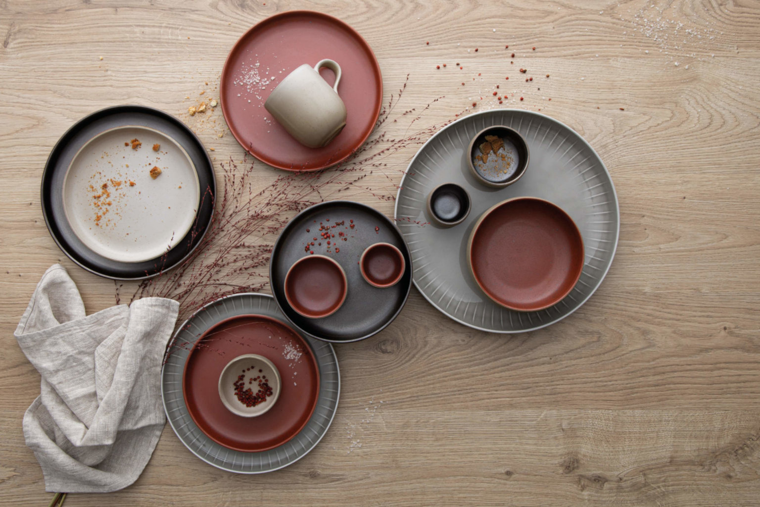 Joyn stoneware Teller, Bowls und Becher auf Holztisch
